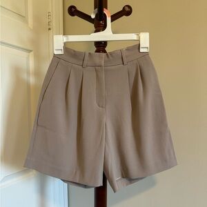NWOT Aritzia (Babaton) Pleated 7” Short - Size 00 - Fluent Taupe